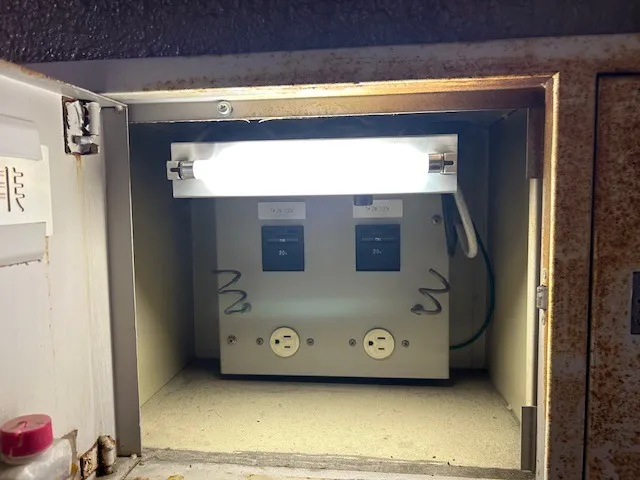 非常コンセント蛍光灯取替